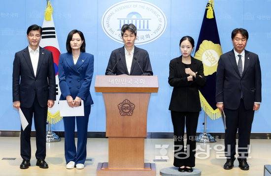 ▲ 더불어민주당 윤건영 의원을 비롯한 선관위 국조특위 위원들이 27일 국회 소통관에서 송파 올림픽공원 재검표 무산 관련 기자회견을 열고 있다. 연합뉴스