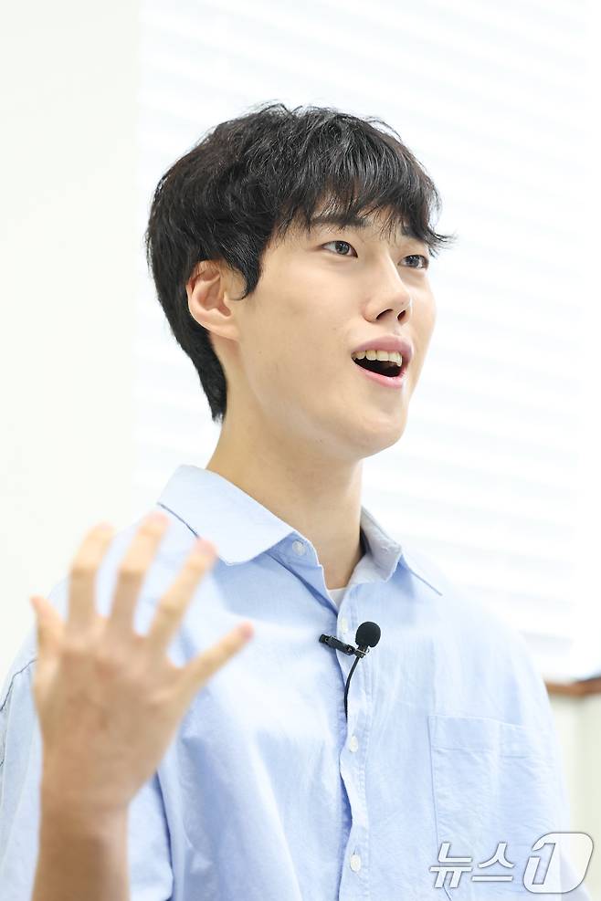 어린이 가족 뮤지컬 '나는 반딧불'에서 그림자새역을 맡은 배우 전윤환이 서울 동작구 드림스테이지 스튜디오에서 뉴스1과 인터뷰를 하고 있다. ⓒ 뉴스1 안은나 기자