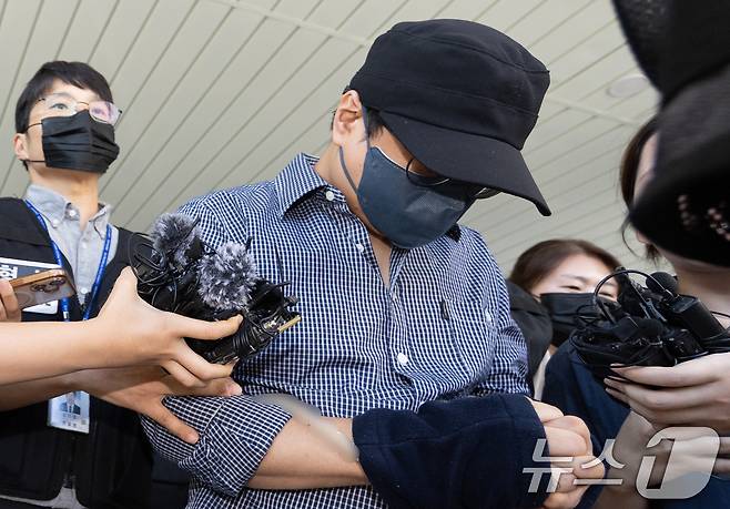 장 모 씨 등 실종 사건 2건을 허위종결한 혐의를 받는 제주서부경찰서 소속 부 모 경장이 25일 제주지방법원에서 구속 전 피의자 심문(영 장실질심사)을 마친 뒤 이동하고 있다. 심문을 마친 법원은 부 경장에 대해 구속영장을 발부했다. 2026.8.25 ⓒ 뉴스1 안은나 기자