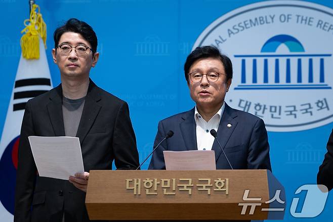 국회 법제사법위원회 국민의힘 박형수 간사(오른쪽)와 주진우 의원이 28일 서울 여의도 국회 소통관에서 청와대의 대법관 후보자 임명동의안 재제청 요청 관련 기자회견을 하고 있다. 2026.8.28 ⓒ 뉴스1 유승관 기자