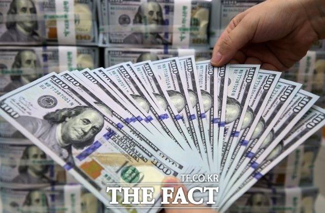 극내 거주자 달러예금이 사상 처음으로 1000억달러를 돌파했다. /더팩트DB