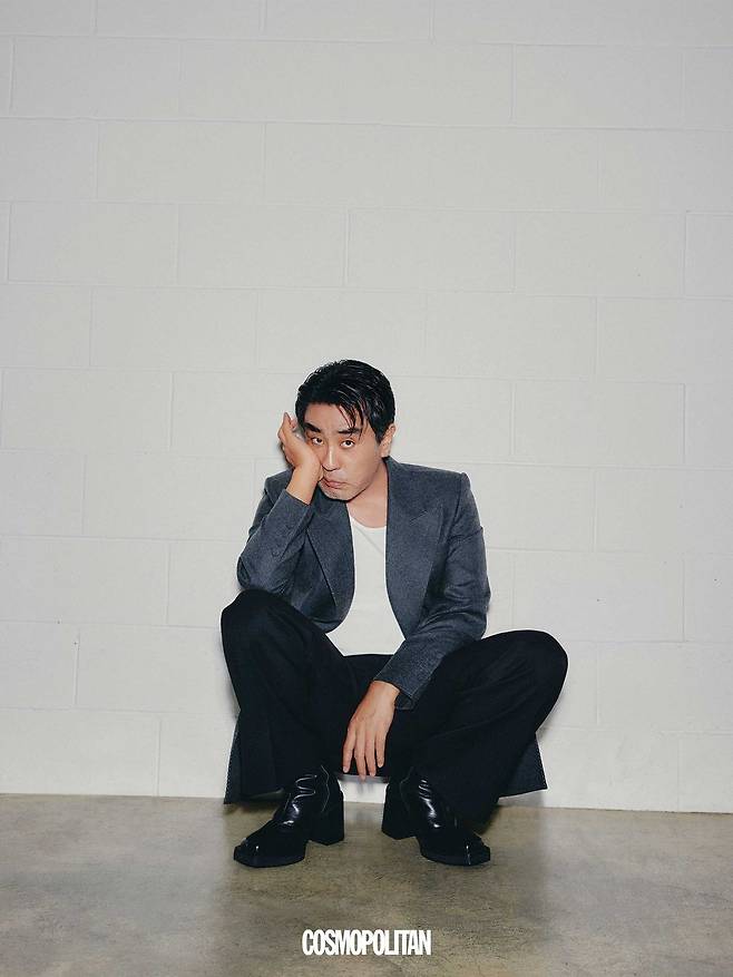재킷 Kimseoryong. 팬츠 Heonkim. 이너 톱, 슈즈 스타일리스트 소장품.