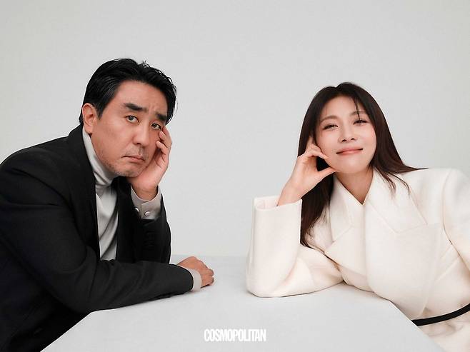 (류승룡)재킷, 이너 톱 모두 Heonkim. (하지원)재킷, 벨트 모두 Tod’s.