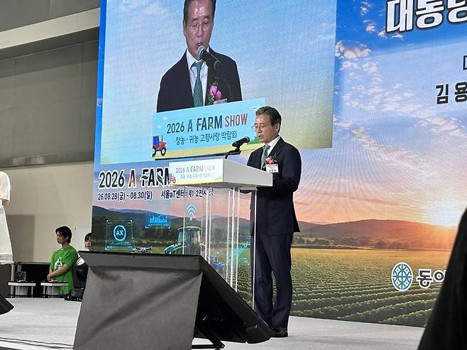 김용범 대통령정책실장이 28일 서울 서초구 aT센터에서 열린 ‘2026 에이팜쇼 창농·귀농 고향사랑 박람회’ 개막식에서 이재명 대통령의 축사를 대독하고 있다. 황소영 기자 fangso@donga.com