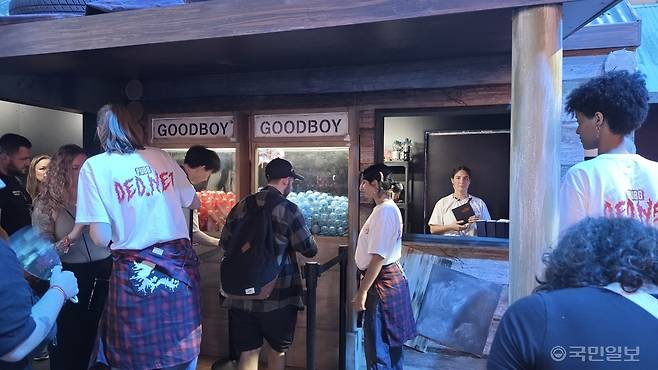 28일(현지시간) 독일 쾰른메세 9관 크래프톤 부스에서 관람객들이 체험형 이벤트에 참여하고 있다.