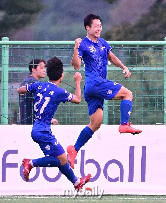 2026년 8월 26일 오후 경상남도 합천군 군민체육공원 2구장에서 열린 '水려한합천 제21회 1.2학년 대학축구연맹전(한.일 교류전 선발)' 죽죽장군기 결승전, 중앙대학교와 용인대학교의 경기.중앙대 최강민이 전반전 골을 넣고 기뻐하고 있다./합천군민체육공원=유진형 기자