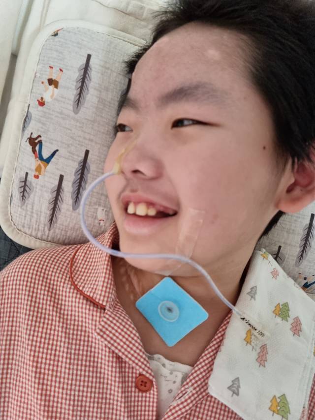 ▲어둠 속에 갇힌 줄만 알았던 민건이가 맑게 웃었다. "아이가 환하게 웃는 모습을 보는 것만이 유일한 소원"이라는 부부의 간절한 기도가 조금씩 현실로 피어나고 있다. ⓒ프레시안