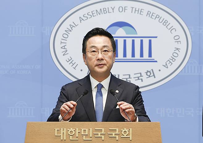 박성준 더불어민주당 수석대변인이 27일 오전 서울 여의도 국회 소통관에서 박근혜 전 대통령의 국민의힘 연찬회 참석 관련 기자회견을 하고 있다. 뉴시스