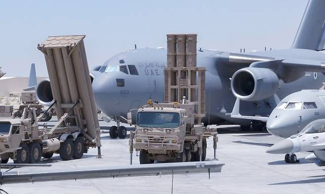 아랍에미리트(UAE) 알다프라 공군기지에 패트리엇과 사드(THAAD), 천궁-II(M-SAM II) 방공체계 발사대가 전개돼 있다. 2025년 5월 11일 셰이크 함단 빈 무함마드 빈 라시드 알막툼 UAE 국방장관의 기지 방문 당시 촬영됐다. 두바이 정부 공보실 제공