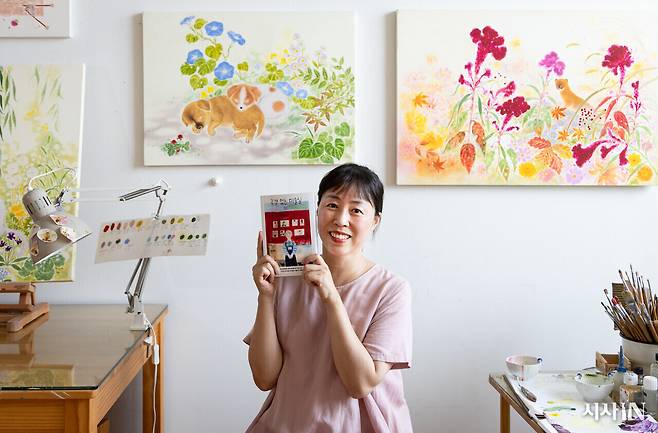8월10일 경기도 안양의 한 작업실에서 미술 교사이자 <국경 없는 미술실> 저자인 신경아씨가 출간한 책을 들어 보이고 있다. ⓒ김흥구