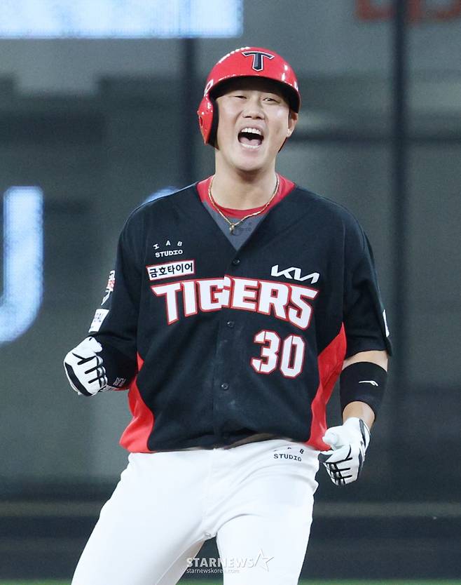 2026 신한 SOL KBO리그 한화 이글스 대 KIA 타이거즈 경기가 지난 18일 대전한화생명볼파크에서 열렸다. KIA 하주석이 2회초 1사에서 좌월 2루타를 날리고 출루한 후 환호하고 있다. /사진=김진경 kim.jinkyung@