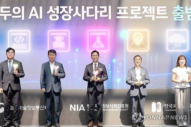 행사 참석한 배경훈 부총리 (전남광주=연합뉴스) 민현기 기자 = 배경훈 부총리 겸 과학기술정보통신부 장관이 3일 오전 전남광주 광산구 국립광주과학관에서 열린 모두의 AI 성장사다리 프로젝트 출범식에 참석하고 있다. 2026.8.3 mhk0226@yna.co.kr