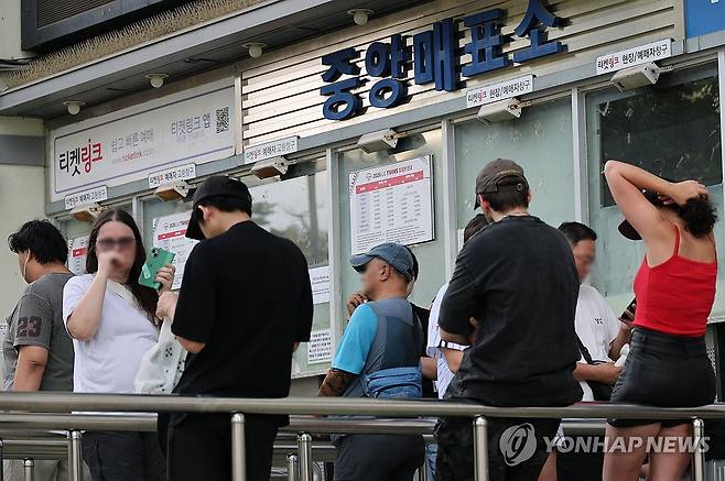 공연·스포츠 경기 암표 거래 전면 금지 (서울=연합뉴스) 한종찬 기자 = 공연법·국민체육진흥법 개정에 따라 내일부터 매크로 이용 여부와 관계 없이 재판매 목적으로 부정하게 표를 구매하거나, 상습·영업 목적으로 구입가보다 비싸게 표를 파는 행위가 전면 금지된다. 사진은 27일 서울 잠실야구장 매표소. 2026.8.27 saba@yna.co.kr
