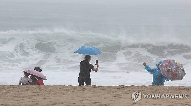 비 내려도 해운대 관광은 계속 (부산=연합뉴스) 강선배 기자 = 전국 대부분 지역에 비가 내린 28일 부산 해운대해수욕장을 찾은 외국인 관광객이 바다를 배경으로 사진을 찍고 있다, 2026.8.28 sbkang@yna.co.kr