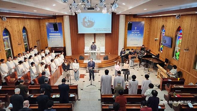 문경시 점촌침례교회 예배당에서 신도들이 예배를 드리고 있다. 1950년대 건립된 석조 예배당은 외관의 고딕풍 아치형 창과 함께 내부에도 스테인드글라스 등 옛 교회건축의 흔적을 간직하고 있으며, 현재까지 실제 예배공간으로 사용되는 살아 있는 근대문화유산이다. < 점촌침례교회 제공