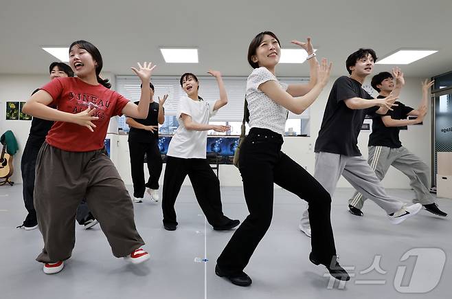 28일 서울 동작구 드림스테이지 스튜디오에서 배우들이 뮤지컬 '나는 반딧불'의 작품 전체 리허설을 하고 있다. 2026.8.28 ⓒ 뉴스1 이호윤 기자