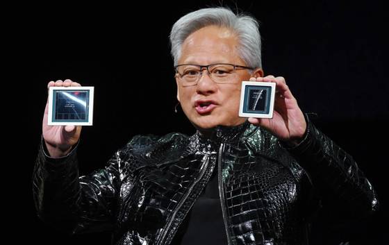 지난 1월 미국 라스베이거스에서 열린 CES2026에서 젠슨 황 엔비디아 최고경영자(CEO)가 루빈 GPU를 선보이고 있다. 뉴스1