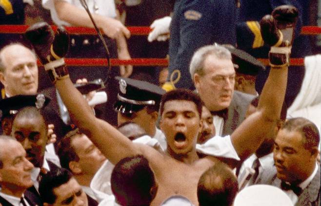 FILE - In this Feb. 25, 1964, file photo, Muhammad Ali, or Cassius Clay at the time, strikes a familiar pose as he shouts "I am the greatest," as he leaves the ring, arms raised, following his defeat of former heavyweight boxing champion Sonny Liston, in Miami Beach, Fla. (AP Photo/File) 4891. FEB. 25, 1964, FILE PHOTO 〈저작권자(c) 연합뉴스, 무단 전재-재배포, AI 학습 및 활용 금지〉