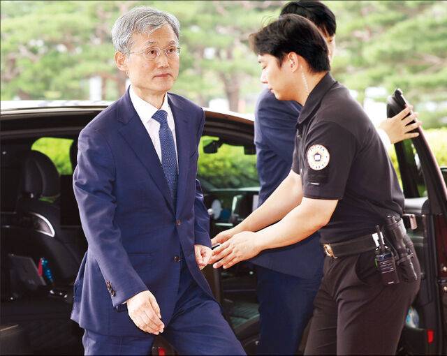 조희대 대법원장이 28일 서울 서초구 대법원으로 출근하고 있다. 청와대는 이날 손봉기 대구지법 부장판사에 대한 임명동의안을 국회에 보내지 않고 조 대법원장에게 후보자 재제청을 요구했다. 뉴시스