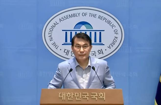 윤상현 국민의힘 의원이 30일 국회에서 송도 '쌍둥이 득표' 공개 검증과 부정선거 의혹 대토론회를 제안하고 있다. /라다솜 기자 radasom@incheonilbo.com