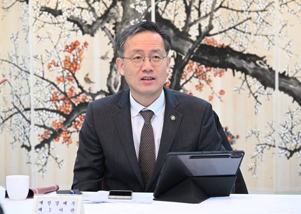 이형일 재정경제부 차관이 지난 2월 23일 서울 종로구 정부서울청사에서 열린 시장상황점검회의를 주재하고 있다. 사진=재정경제부