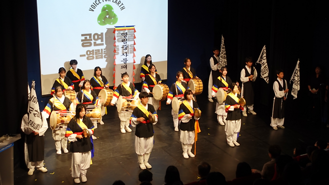 ▲28일 서울 구로청소년문화예술센터에서 개최된 '2026 구로 청소년 기후 행동 선언 '구로의 미래를 위한 금요일''에서 영림중 풍물 동아리 '너울' 학생들이 공연을 선보이고 있다. 사진=이현진 기자