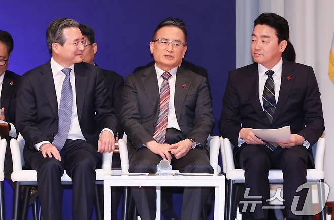 김용범 정책실장(왼쪽부터), 위성락 국가안보실장, 강훈식 대통령 비서실장이 지난해 12월 7일 서울 용산 대통령실 청사에서 열린 '이재명 정부 출범 6개월 성과 간담회'에서 대화하고 있다. 2025.12.7 ⓒ 뉴스1 허경 기자