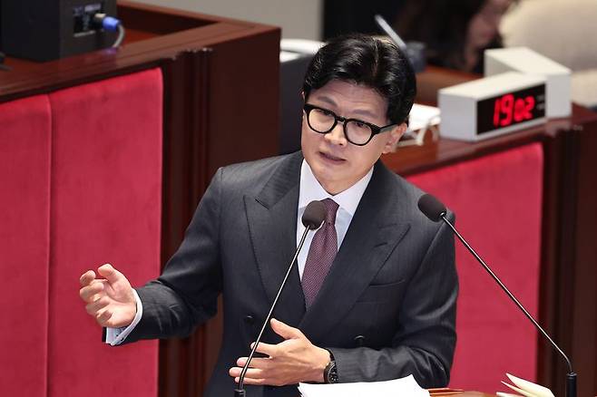 한동훈 무소속 의원이 24일 서울 여의도 국회에서 열린 예산결산특별위원회 전체회의에서 질의하고 있다. 뉴스1