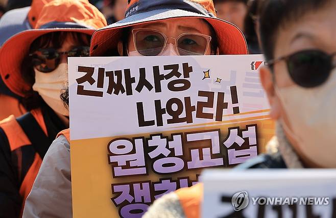 구호 외치는 민주노총 (서울=연합뉴스) 최재구 기자 = '노란봉투법'(노동조합 및 노동관계조정법 2·3조 개정 법률) 시행 첫날인 지난 3월 10일 서울 세종로에서 열린 민주노총 투쟁 선포대회에서 민주노총 조합원들이 구호를 외치고 있다. 2026.3.10 jjaeck9@yna.co.kr