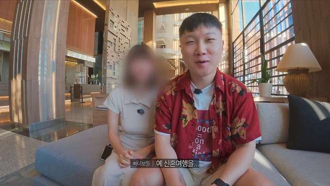 ◇여행 크리에이터 빠니보틀(사진 오른쪽)이 31일 여자 친구를 공개하고 신혼여행을 떠난 근황을 전했다. 사진=빠니보틀 유튜브 채널
