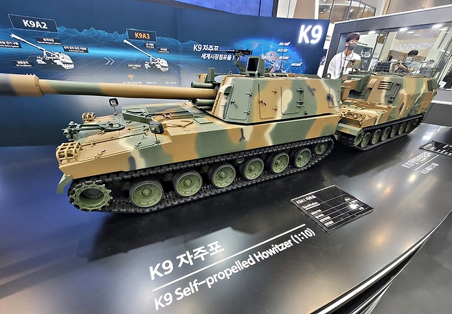 ▲한화에어로스페이스 K-9A1 자주곡사포·K-10 탄약 운반 차량 모형. 사진=박규빈 기자
