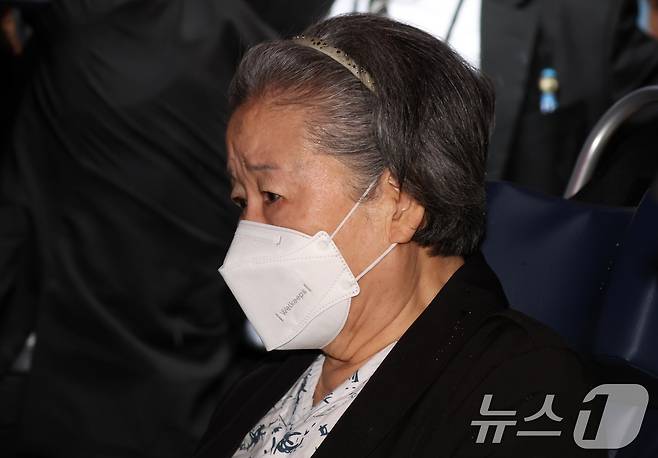 한학자 통일교 총재가 31일 오후 서울 서초구 서울중앙지방법원에서 열린 정치자금법·특정경제범죄가중처벌 등에 관한 법률 위반(횡령) 등 혐의 선고를 받고 법원을 나오고 있다. 2026.8.31 ⓒ 뉴스1 김명섭 기자