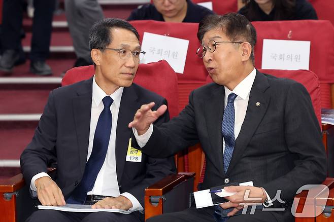 유재성 경찰청장 직무대행과 이상식 더불어민주당 의원이 31일 오후 서울 여의도 국회 의원회관에서 열린 경찰의 민주적 통제 및 경찰수사 혁신 정책토론회에서 대화를 나누고 있다. 2026.8.31 ⓒ 뉴스1 황기선 기자