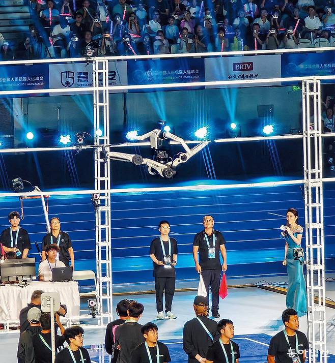 25일(현지 시간) 중국 베이징에서 열린 세계휴머노이드로봇운동회 제자리높이뛰기 결선에서 한 휴머노이드 로봇이 경기에 나서고 있다. 베이징=김철중 특파원 tnf@donga.com