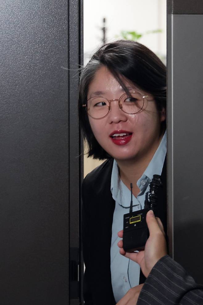 성평등가족부 장관 후보자로 지명된 용혜인 기본소득당 의원이 31일 오전 서울 여의도 국회 의원회관으로 출근하고 있다. 2026.8.31 뉴스1