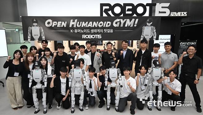 K-휴머노이드 생태계 선포식(Open Humanoid GYM, OH!GYM! 성과보고회)가 31일 서울 강서구 로보티즈에서 열렸다. 김병수 로보티즈 대표와 OH GYM프로젝트 참가 학생들이 기념촬영을 하고 있다. 이동근기자 foto@etnews.com