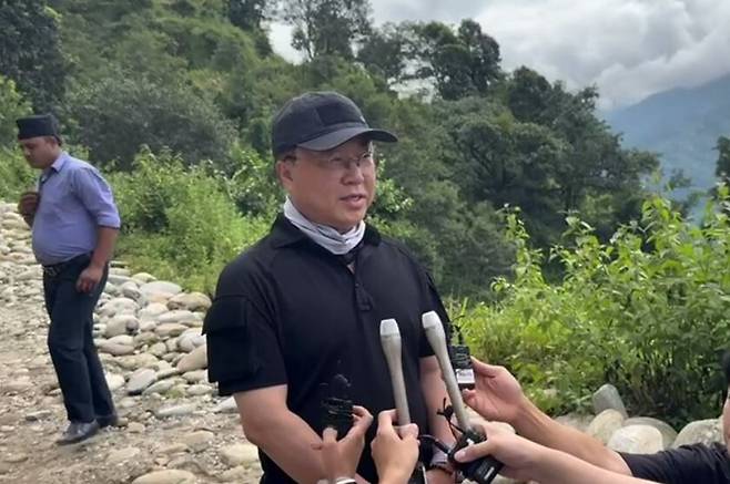 조현문 소방청 중앙119구조본부장이 31일 네팔 대홍수로 연락이 끊긴 한국인을 찾기 위해 육상수색팀을 이끌고 람체로 가던 도중 길이 끊긴 상황을 설명하고 있다. 정봉비 기자