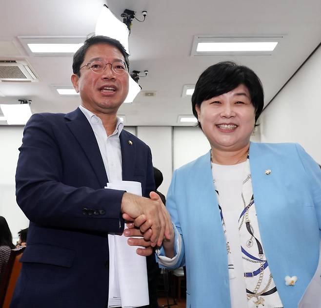 법무부 장관으로 지명된 김승원(왼쪽) 더불어민주당 의원이 30일 여의도 국회에서 조희대 대법원장 불출석 사유서 제출 관련 기자간담회를 마친 뒤 이동하며 서영교 국회 법제사법위원장과 악수하고 있다. 뉴시스