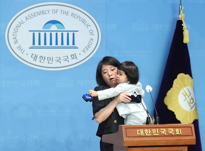 용혜인 성평등가족부 장관 후보자가 2023년 5월 국회 소통관에서 당시 23개월 된 아들과 함께 어린이날을 맞아 노키즈존 관련 입장 발표 기자회견을 하고 있다. 뉴스1