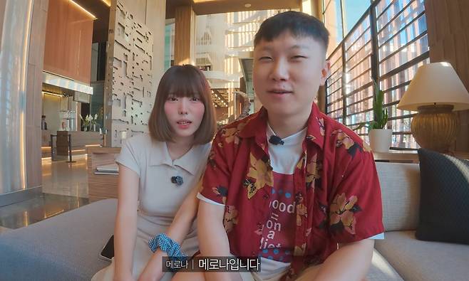 여행 크리에이터 빠니보틀이 유튜브 영상을 통해 여자친구를 소개하고 있다. 사진 유튜브 캡처