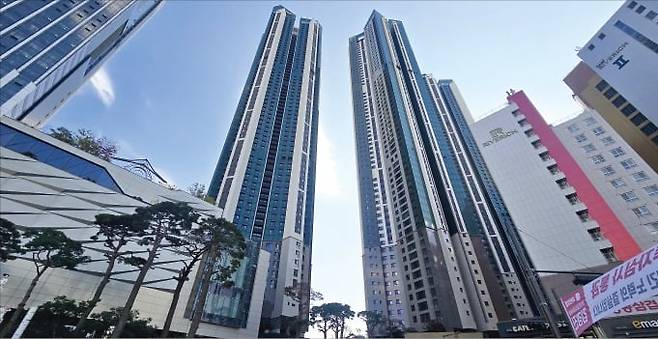 서울 강북·서남·서북권 주요 단지를 중심으로 ‘국민평형(전용면적 84㎡) 20억원’ 돌파가 잇따르고 있다. 지난 7월 21억4000만원에 손바뀜한 동대문구 전농동 ‘청량리역롯데캐슬 SKY-L65’. /한경DB