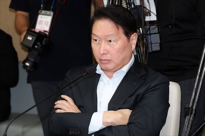 최태원 대한상공회의소 회장이 28일 오전 서울 중구 대한상공회의소에서 열린 경제 협·단체 규제합리화 간담회에서 한성숙 국무총리의 모두발언을 듣고 있다.(공동취재) 2026.8.28/뉴스1