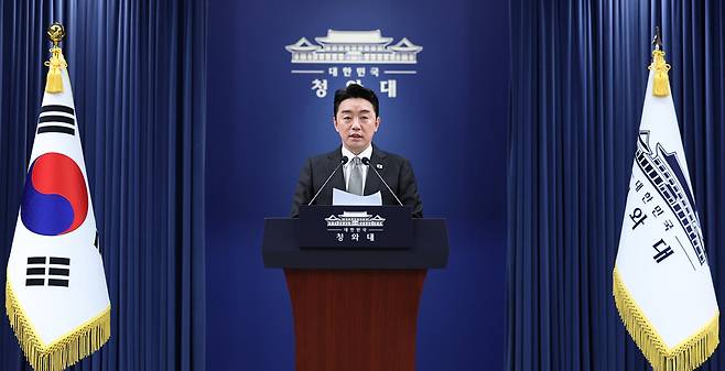 강훈식 비서실장이 30일 청와대 춘추관에서 인사 관련 브리핑을 하고 있다. 연합뉴스