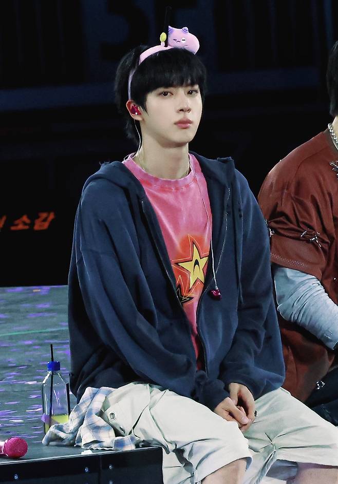 방탄소년단 진 시카고 콘서트 헤어밴드 '품절 대란'..'솔드아웃 킹' 위엄