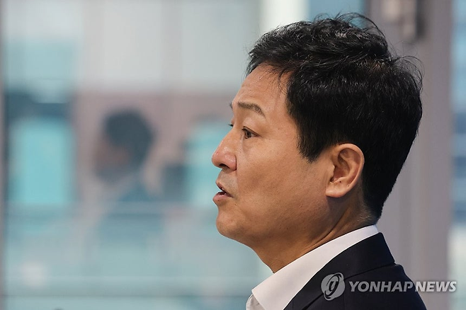 더불어민주당 서울시당위원장인 김영배 의원이 22일 오세훈 서울시장과의 회동을 마친 뒤 국회 소통관에서 백브리핑을 하고 있다. 연합뉴스