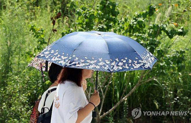 처서에도 무더위 계속... 서울 전역 폭염주의보 (서울=연합뉴스) 한종찬 기자 = 더위가 한풀 꺾인다는 절기상 처서(處暑)인 23일 서울 전역에 폭염주의보가 내려졌다. 이날 서울 강북구 북서울꿈의숲을 찾은 시민들이 양산을 쓰고 이동하고 있다. 2026.8.23 saba@yna.co.kr