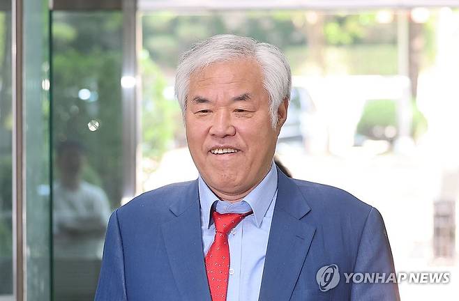 법정 향하는 전광훈 목사 (서울=연합뉴스) 한종찬 기자 = 공직선거법 위반 혐의를 받는 전광훈 사랑제일교회 목사가 11일 서울 서초구 서울중앙지방법원에서 열린 공판에 출석하고 있다. 2026.6.11 saba@yna.co.kr