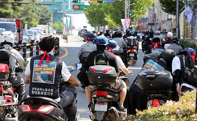지난해 9월 3일 HD현대중공업 울산조선소 정문에서 노조원들이 임금 교섭 난항으로 부분 파업에 돌입하고 오토바이 행진을 하고 있다.(연합뉴스)