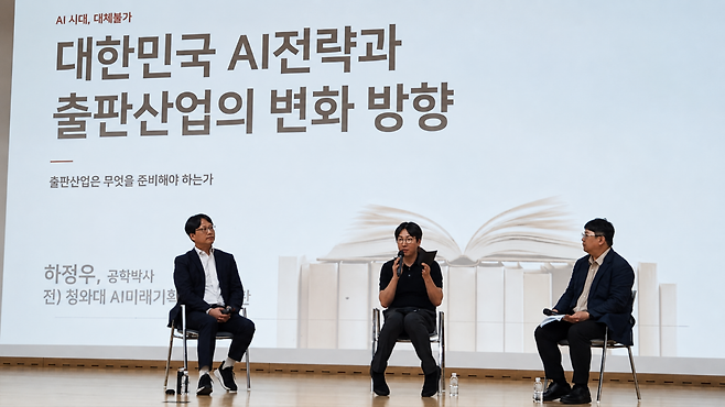 대담에는 이재흥 국가인공지능전략위원회 민간위원과 서대진 대한출판문화협회 상무이사가 참여했다. 논의는 생성형 AI 활용법을 넘어 출판 업무의 인공지능 전환(AI Transformation, AX), 학습 데이터와 저작권, 콘텐츠 라이선스, 출판사의 역할 변화로 이어졌다. (사진=테크42)