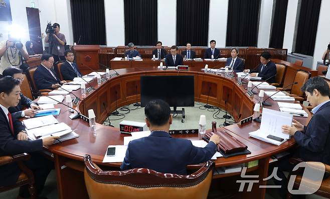 이양수 정보위원장이 1일 서울 여의도 국회에서 열린 정보위원회 전체회의를 주재하고 있다. 2026.9.1 ⓒ 뉴스1 국회사진기자단
